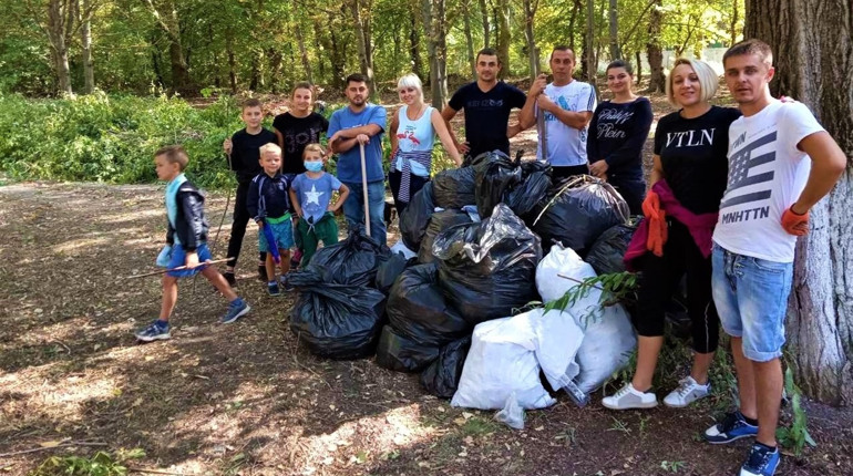 В Біляївці ініціативна група продовжує щонеділі прибирати та розчищати парк станції "Дністер"