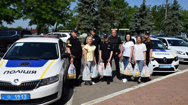 У Біляївці для дітей з родин переселенців міська рада та поліція влаштували сюрприз-привітання