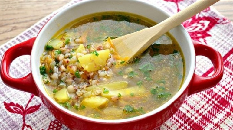 Рецепт дня: гречаний суп з куркою, грибами та овочами