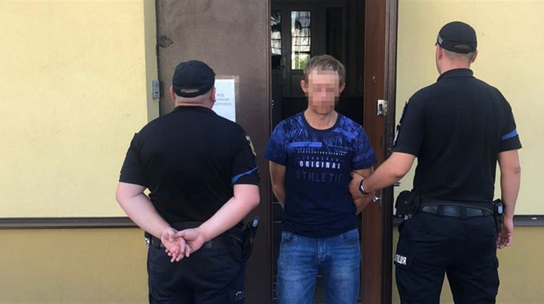 Поліцейські затримали чоловіка, який вкрав із магазину мобільний телефон