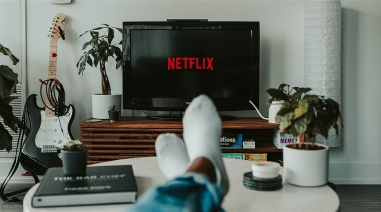 Топ серіалів Netflix, які можна подивитись на одному диханні