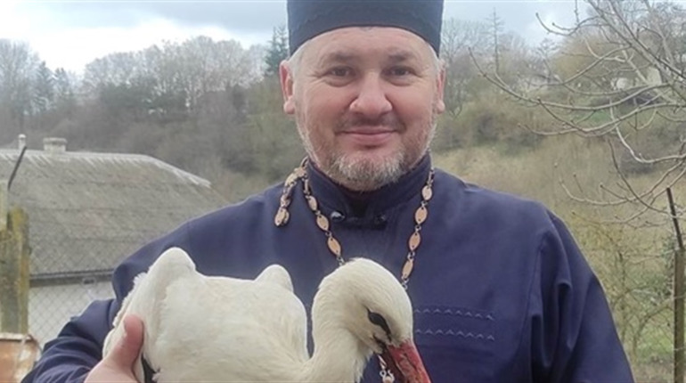 Як отець Любомир Фінковський цієї весни з бузьком подружився