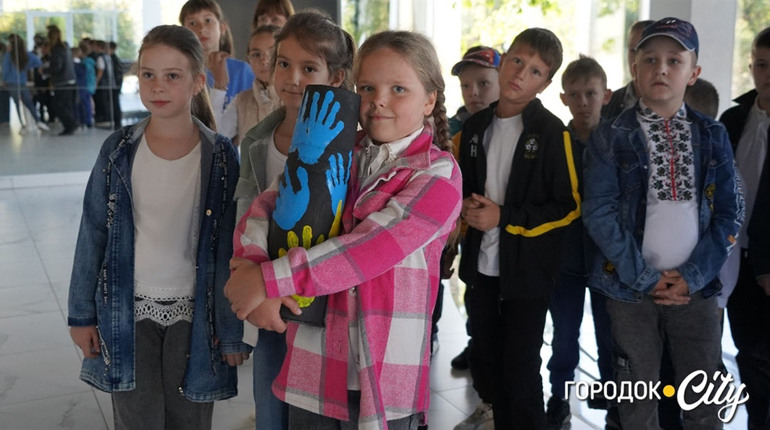 Патріотичний подарунок G-Museum: учні Городоцької початкової школи розмалювали долонями гільзу