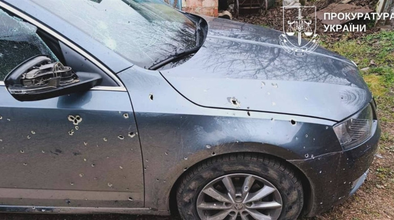 Російський безпілотник цілеспрямовано вдарив по цивільному авто на Сумщині, є постраждалі