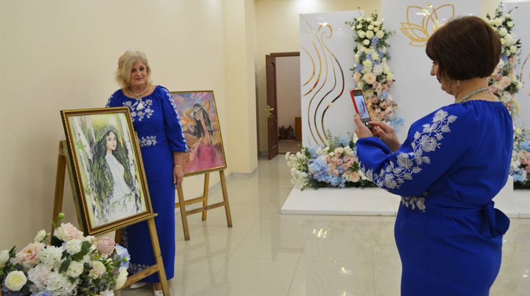 У Біляївці проходить виставка картин місцевих митців. Тематика - жіночі образи