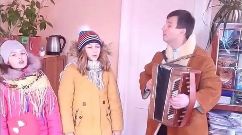 Відео: Дівчатка-щедрівниці з Кременеччини підкорюють користувачів  соцмереж своїм співом