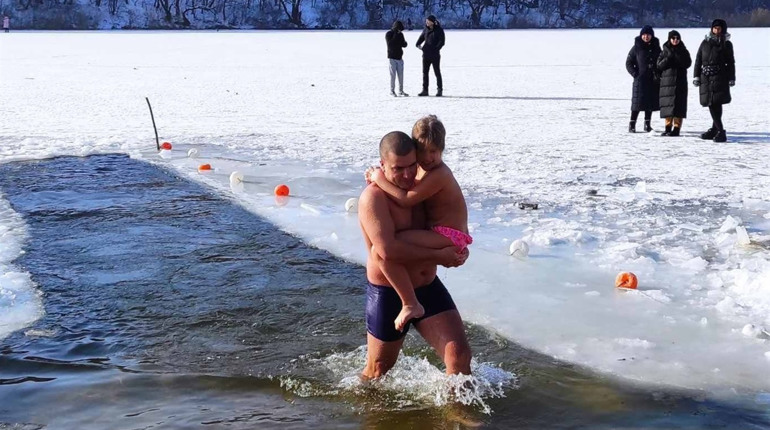 Водохреще в Южноукраїнську: як містяни в проруб пірнали (фоторепортаж)