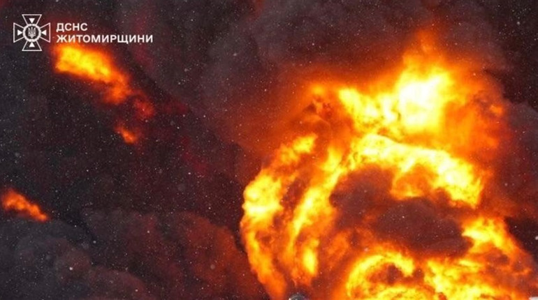 Рятувальники показали світлини з місця ліквідації наслідків обстрілу Звягельщини