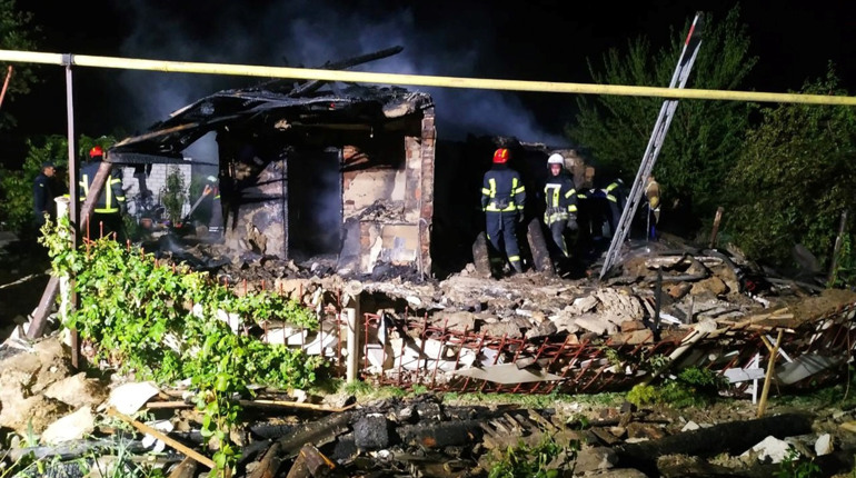 У Сватовому через ймовірний вибух газу у будинку постраждав чоловік: подробиці