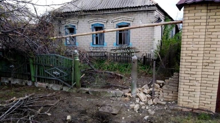 Росіяни вчергове обстріляли Курахове та Мар`їнку: деталі