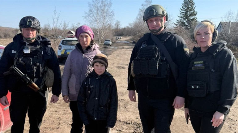 Поліцейські Куп’янського району евакуювали родину з небезпечної території