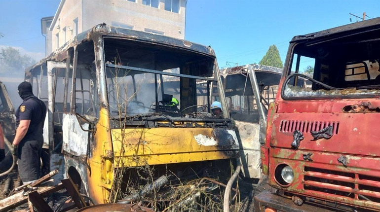 У Сухому Лимані згоріли 5 автобусів: серйозно постраждала 79-річна жінка