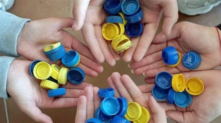 Пластик = «пташка». В Есмані зібрали 38 кілограмів кришок, які спрямують на купівлю дрона для ЗСУ