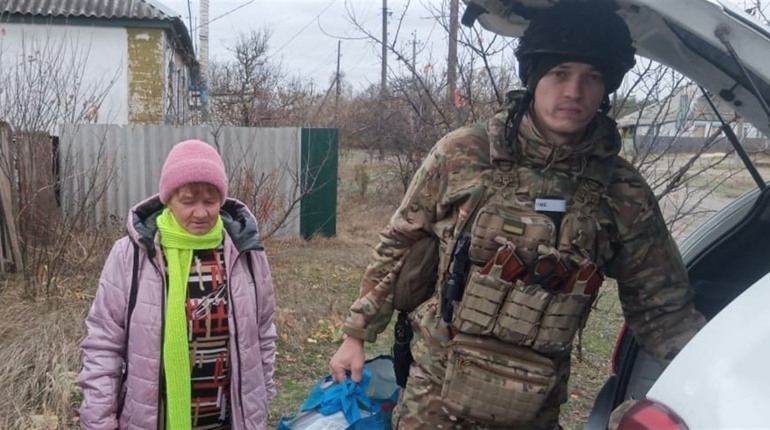 Поліція продовжує допомагати цивільному населенню Куп’янщини в процесі евакуації