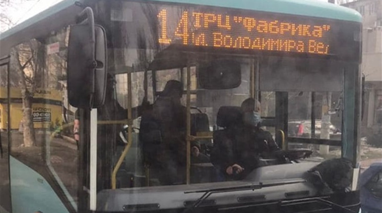 На 14-му маршруті в Херсоні з'явився новий автобус з низькою підлогою. Розповідаємо, звідки