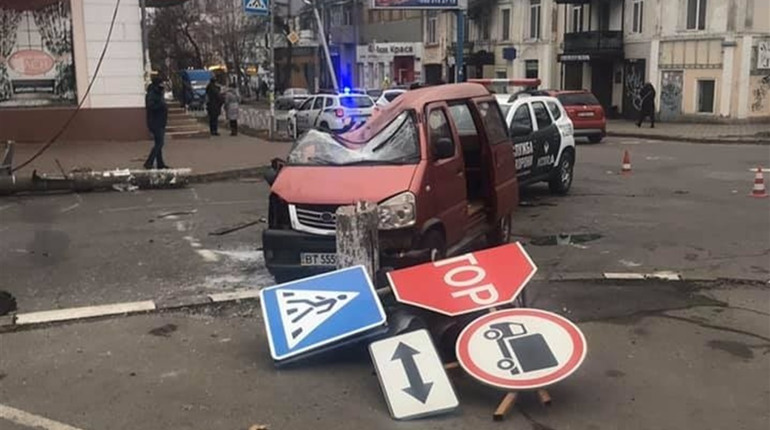В центрі Херсона сталась ДТП: знесені дорожні знаки та світлофор. Наразі рух ускладнений