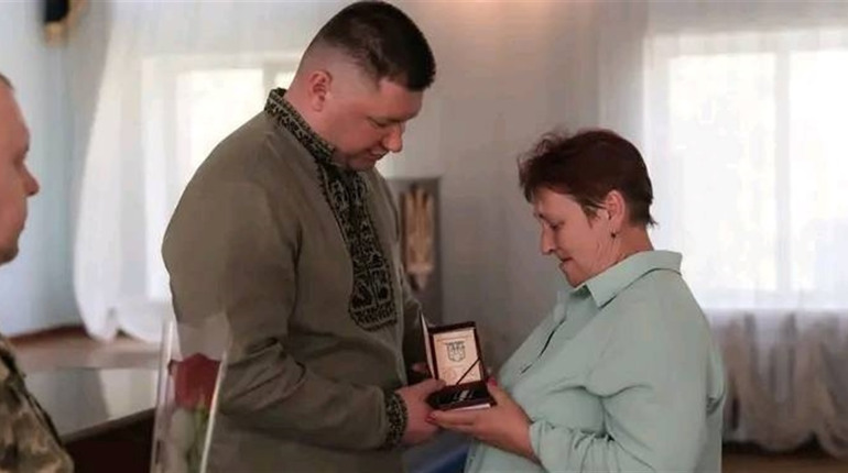 Мама полеглого на війні захисника Олександра Калашника отримала державну нагороду