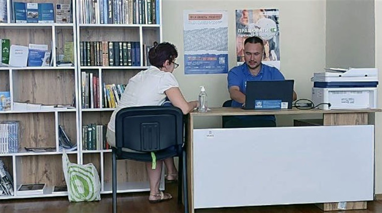 Переселенці з Луганщини можуть звернутися до гумхабу по правову допомогу. Де консультує юрист