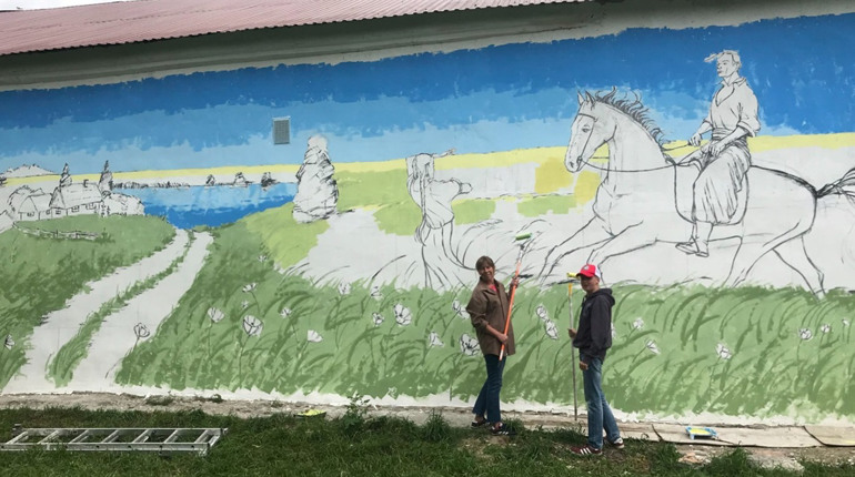Переселенець з Лозової створює патріотичний мурал на Волині