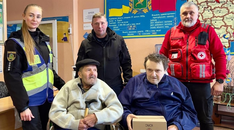 Евакуація з-під обстрілів: поліція та Червоний Хрест вивезли мешканців селища Колодязне
