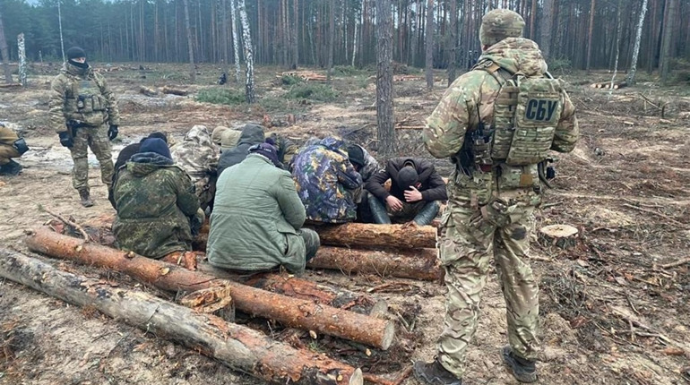 «Візит» правоохоронців: на Сарненщині вилучили мотопомпи, бурштин та екскаватор 