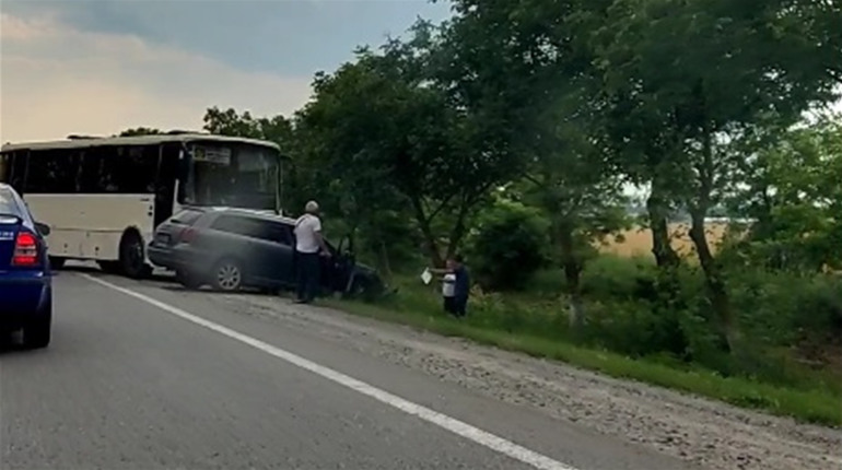 Автобус "Біляївка-Одеса" постраждав у ДТП: інший учасник дорожнього руху захотів випити квасу