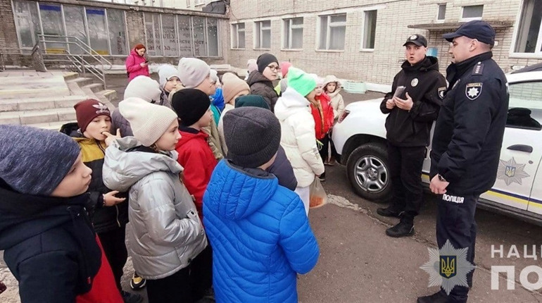 Шосткинські правоохоронці нагадали дітям про правила дорожнього руху та мінну безпеку