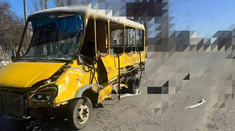 Росіяни атакували маршрутку у Херсоні вибухівкою з дрона: вже відомо про 20 постраждалих