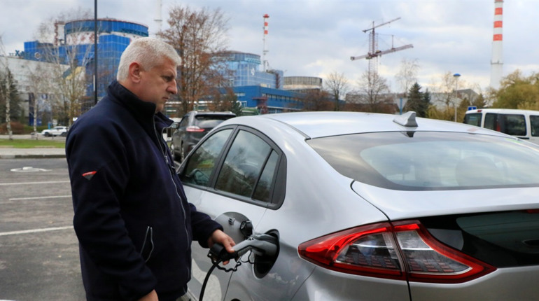 На автостоянці поблизу Хмельницької АЕС з'явилися додаткові місця для зарядки електрокарів