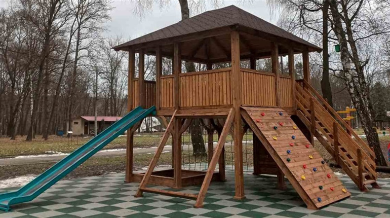 У чортківському парку посеред зими з’явився «Мурашник»
