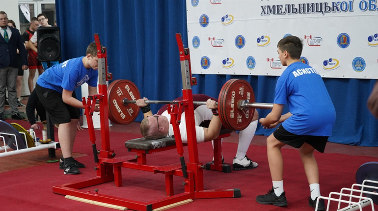 Він підняв 180 кг. У Городку на чемпіонаті області з жиму лежачи встановлено рекорд