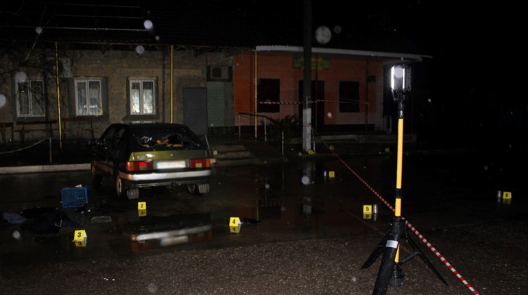 У селі Градениці в барі чоловік стріляв з автомату: без жертв, стрілка затримали