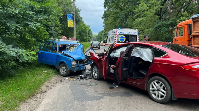 Водій виїхав на зустрічну смугу у Шостці та влаштував аварію, його підозрюють у вживанні спиртного