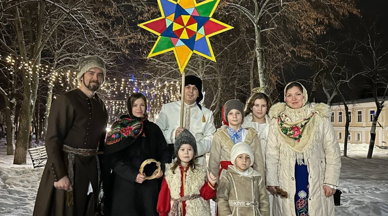 Вітали з Різдвом та бажали перемоги. У Глухові на Святий вечір колядували «козаки»
