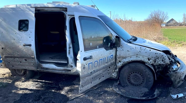 На Херсонщині терористи обстріляли автівки поліції та волонтерів, є тяжко поранені