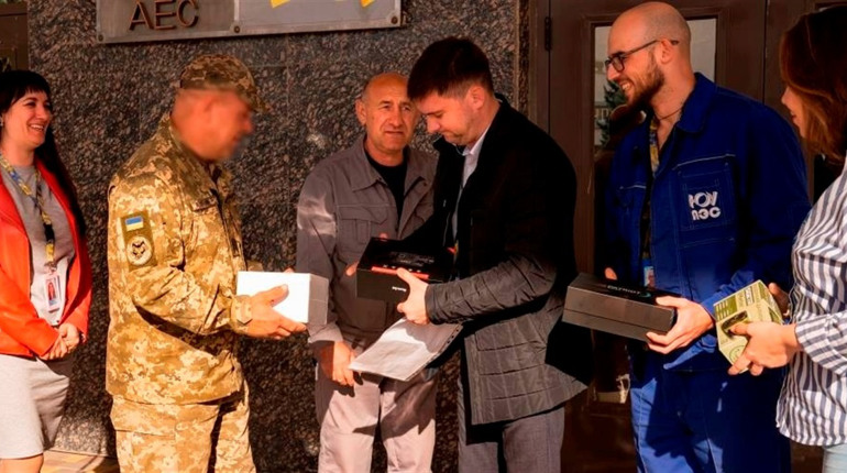 Южноукраїнські атомники передали військовим розвідувальну техніку і тактичну оптику