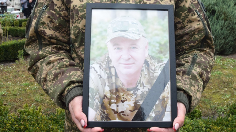 Понад 7 місяців вважався зниклим безвісти: Нетішин попрощався з Героєм Іваном Бабійчуком
