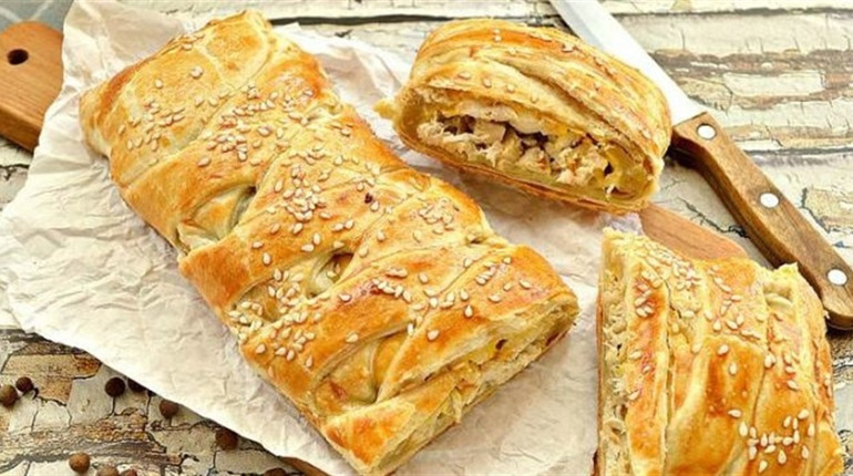 Рецепт дня: листковий пиріг із куркою та грибами