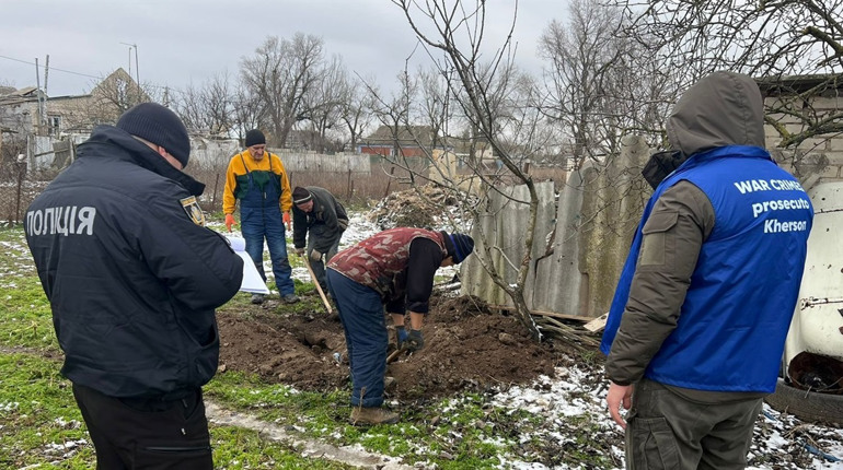 На Херсонщині ексгумували тіла загиблих від обстрілів: люди були поховані на присадибних ділянках