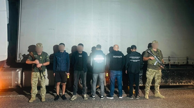У подвійному дні фури до Молдови: поблизу Маяк викрили схему втечі