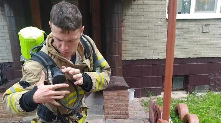 Сарненські рятувальники гасили пожежу в багатоквартирному будинку
