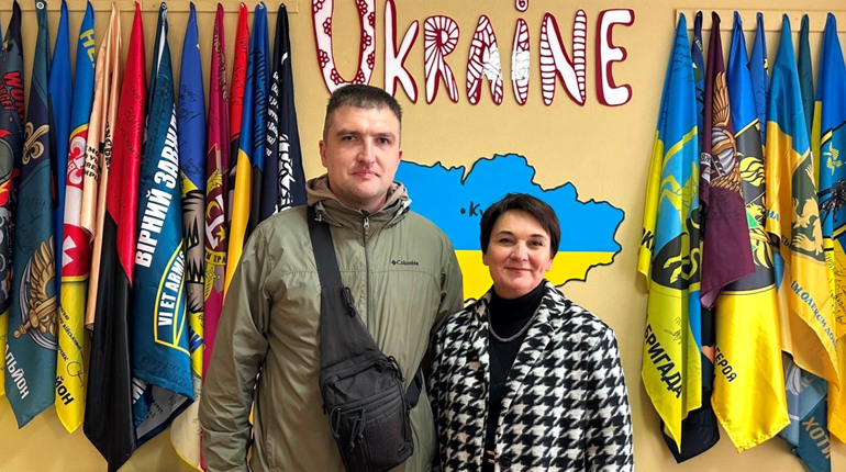 Директорка дитсадка в Сарнах передала освітянську премію військовим