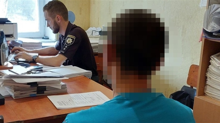 Побив, підпалив і кинув у вигрібну яму: на Одещині чоловік напав на пенсіонерку