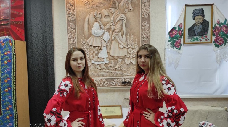 У южноукраїнському музеї відкрито виставку незвичайних скульптур Олександра Осадчука (фоторепортаж)