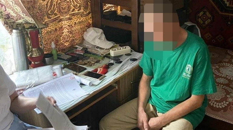 На Рівненщині чоловік розповсюджував заборонену символіку комуністичного режиму