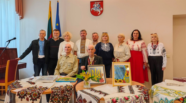 Майстриня з Нової Каховки представила вишиті роботи у Литві