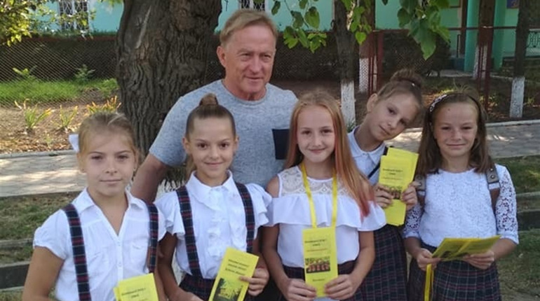 Біляївські школярі на ярмарку нагороджували підприємців та агітували всіх купувати овочі