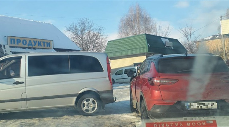 Мінівен Mercedes-Vito зіткнувся з Opel на вулиці Новокиївське шосе у Переяславі: хроніка поліції