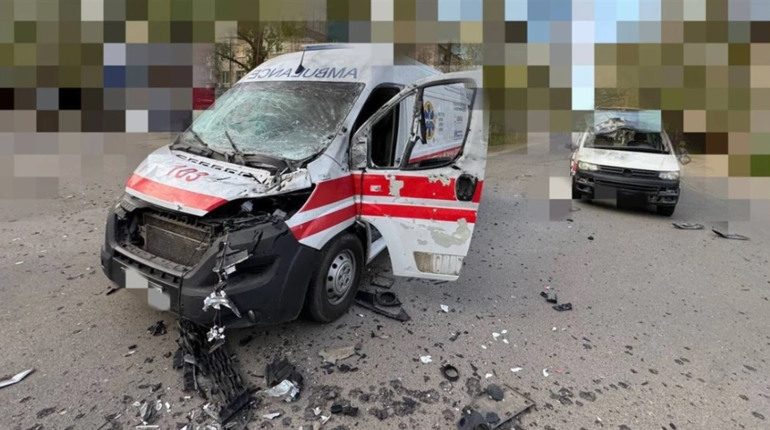 Окупанти атакували авто та "швидку" в Херсоні, є загиблий і поранені