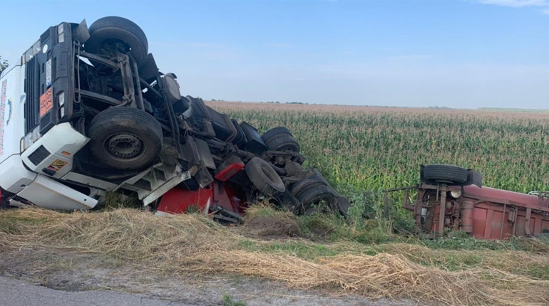 На трасі Суми-Білопілля перекинувся бензовоз: усі люди живі